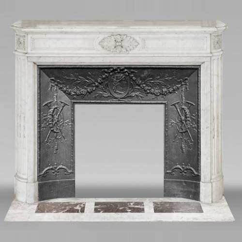 Louis XVI fireplace with rounded corners, in Carrara marble