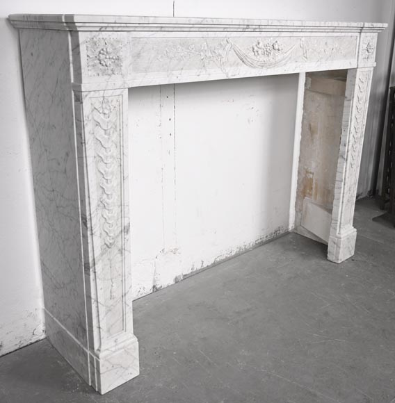 Louis XVI period fireplace with carved fruit decoration, in veined Carrara marble Louis XVI period fireplace with carved fruit decoration, in veined Carrara marble-5