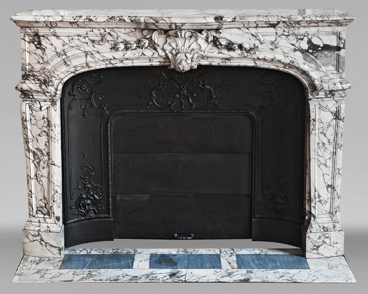 Important Regency-style fireplace adorned with a shell motif, in