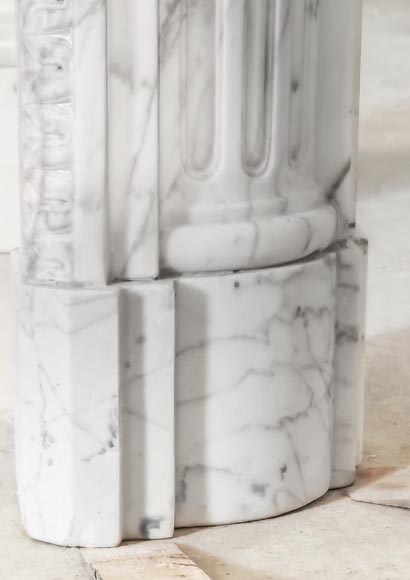 A Louis XVI period fireplace in veined Carrara marble, decorated with a Greek-style frieze.-8