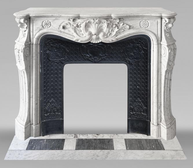 Cheminée de style Louis XV ornée d'une large coquille