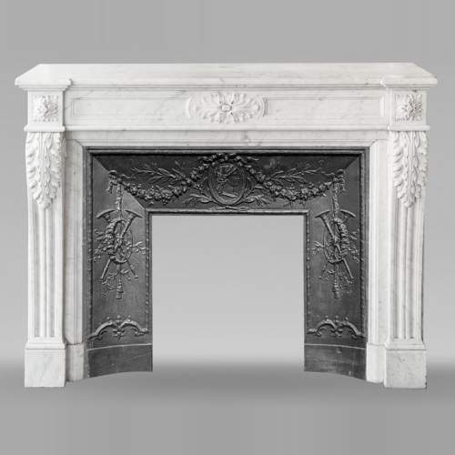 Louis XVI style fireplace decorated with acanthus leaves, in Carrara marble