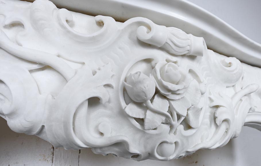 Late 18th-century Venetian fireplace in statuary marble, featuring animal ornamentation Late 18th-century Venetian fireplace in statuary marble, featuring animal ornamentation-2