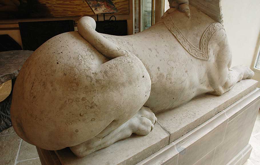 Exceptional pair of neoclassical sphinxes in Carrare marble-9