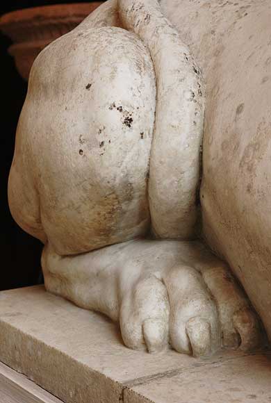 Exceptional pair of neoclassical sphinxes in Carrare marble-10