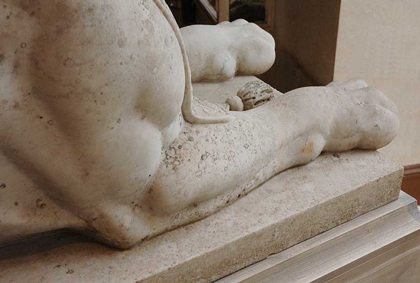Exceptional pair of neoclassical sphinxes in Carrare marble-11