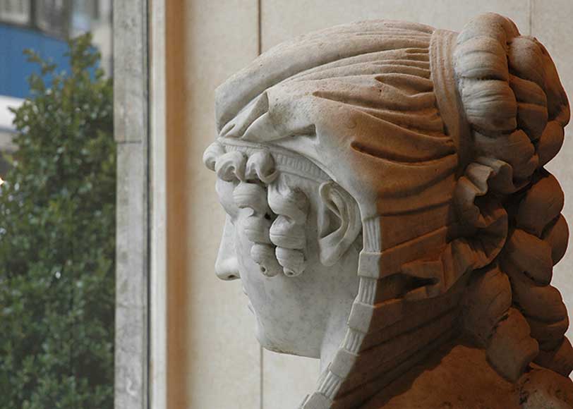 Exceptional pair of neoclassical sphinxes in Carrare marble-13