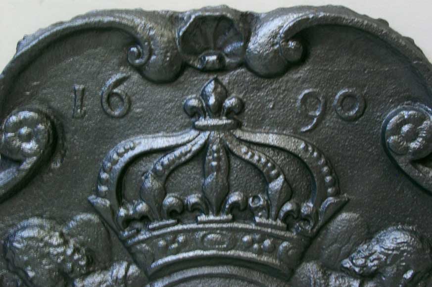 Fireback with 2 angels holding a coat of arms from 1690.-1